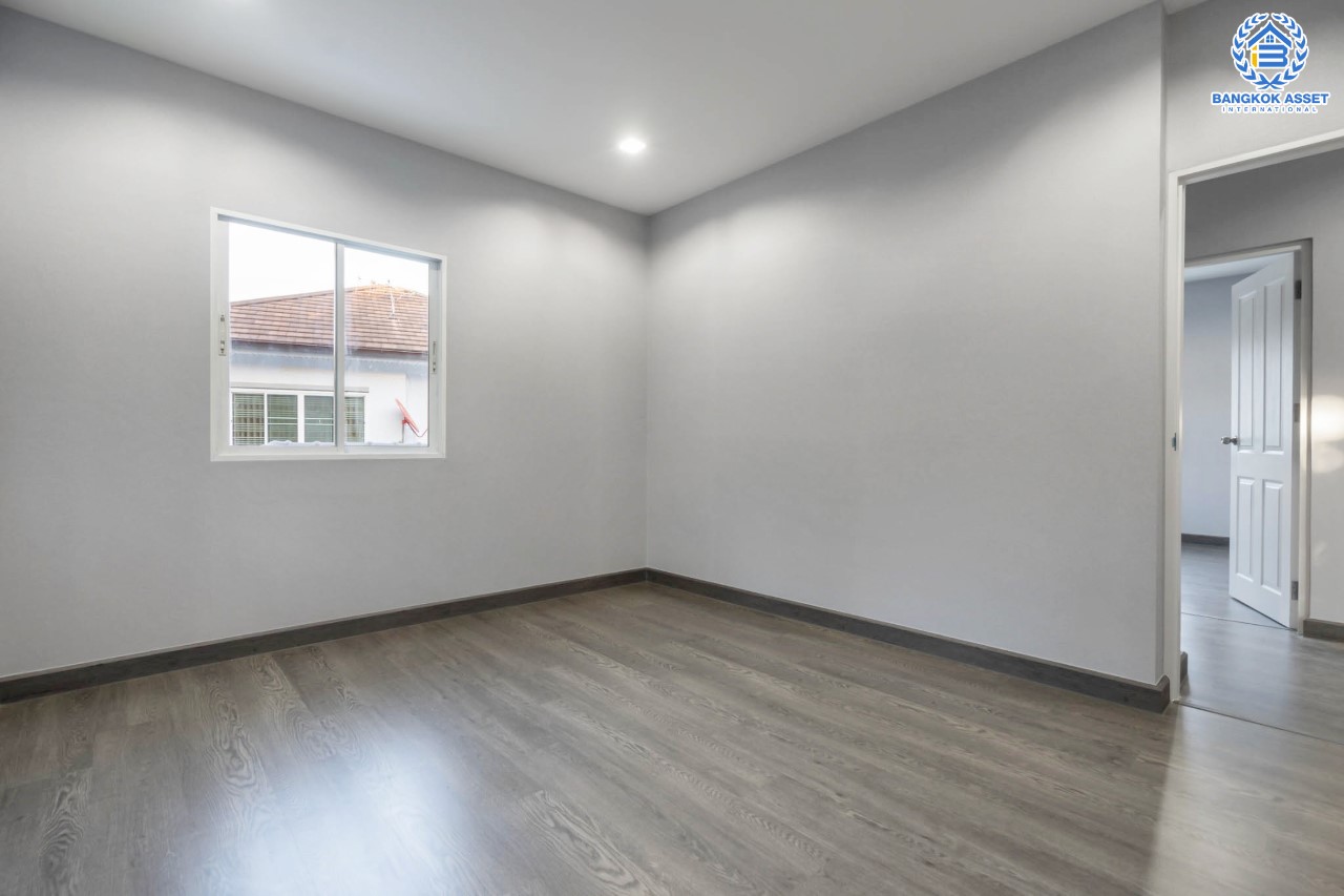 บ้านมือสองตกแต่งใหม่ ม.บางกอกบูเลอวาร์ด ราชพฤกษ์-พระราม5 หลังใหญ่ดีไซน์สุดหรู เนื้อที่ 83 ตร.ว. บนสังคมคุณภาพ SC Asset* ฟังก์ชันจัดเต็ม 4 ห้องนอน 4 ห้องน้ำ (ห้องนอนชั้นล่างพร้อมห้องน้ำในตัว) 2 ที่จอดรถ บนทำเลติดถนนราชพฤกษ์ ใกล้วงเวียนพระรามห้า ,ทางด่วนศรีรัช และเพียง 10 ถึงรถไฟฟ้า "สถานีบางรักใหญ่"